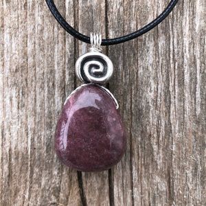 Rhodonite for Compassion, Balance and Confidence